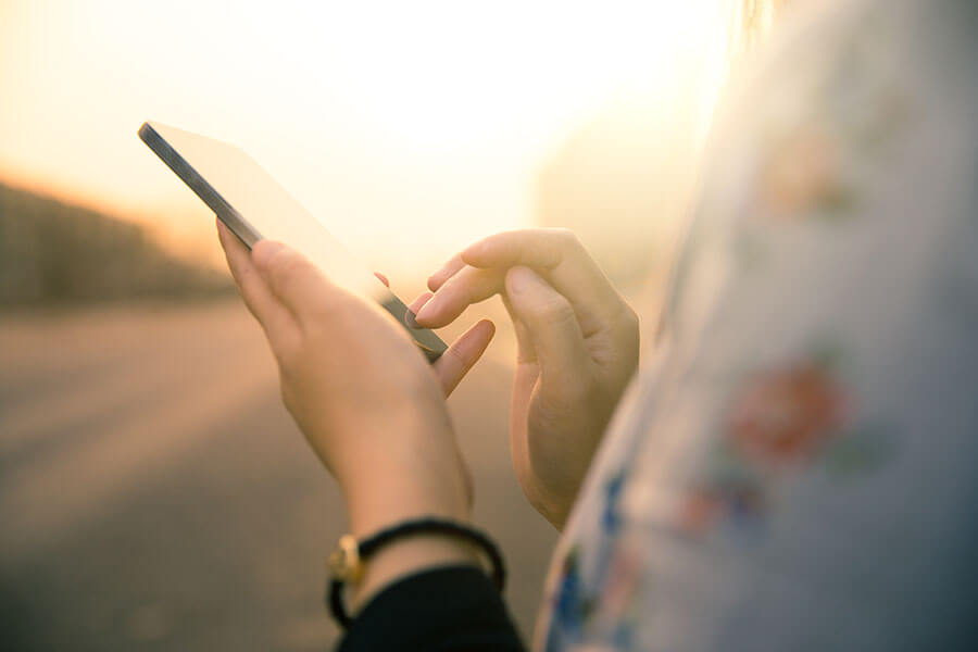 Imagen de una mujer sosteniendo un smartphone.